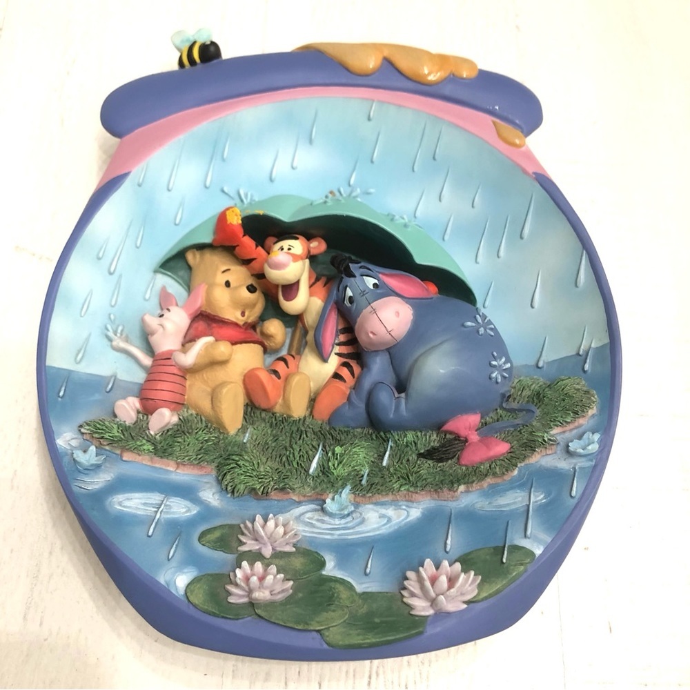 VTGE Winnie the Pooh “It’s Just A Small Piece of Weather” 3D Collectors Plate